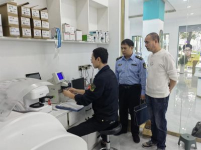 鉛山縣市管局開(kāi)展驗(yàn)配眼鏡店計(jì)量器具檢定與專項(xiàng)檢查，筑牢視力健康計(jì)量防線